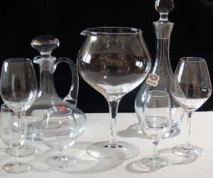 Collection de verres à vin et carafes à décanter